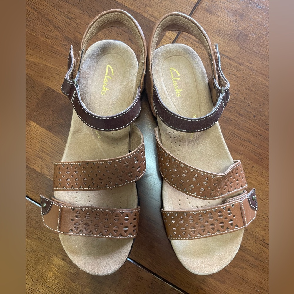 Clarks Women’s Brown Perforated Leather Comfort Sandals -NWOT